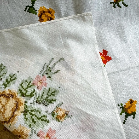 Vintage Floral Rectangular Linen Tablecloth - Picture 5 of 9